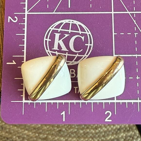 Vintage Monet Square Modernist Earrings Cream & Gold Tone Pierced 1”x1” - Picture 6 of 6